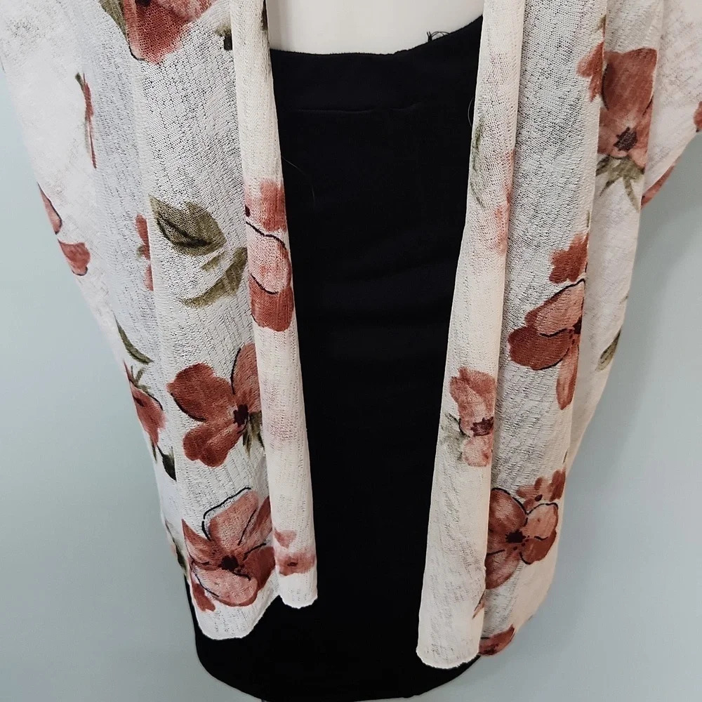 Final Sale White and Pink Floral Duster - Picture 4 of 13
